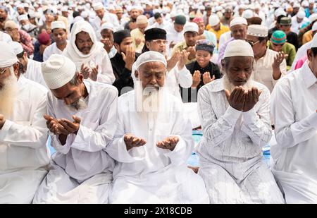 Muslime versammeln sich, um am 11. April 2024 in Eidgah in Guwahati, Assam, Indien, das Eid al-Fitr-Gebet zu vollbringen. Muslime auf der ganzen Welt feiern das Eid Stockfoto