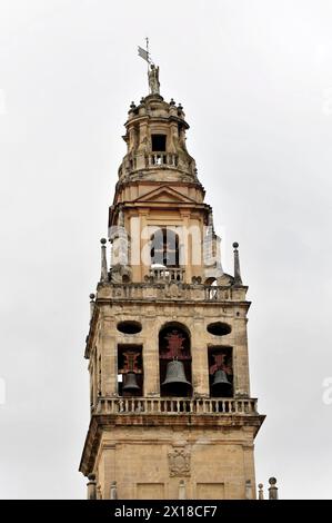 Ehemaliges Minarett, Mezquita, ehemalige Moschee, jetzt Kathedrale, Cordoba, ein historischer Glockenturm erhebt sich in einem bewölkten Himmel, Cordoba, Andalusien, Spanien Stockfoto