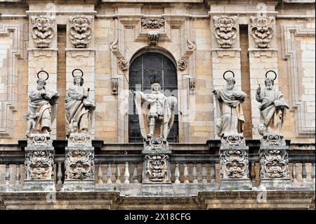 Jaen, Catedral de Jaen, Kathedrale von Jaen aus dem 13. Jahrhundert, Renaissance-Kunst-Epoche, Jaen, Heiligenstatuen an der Außenfassade eines Barocks Stockfoto