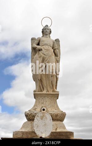 Kirchenfigur, Madonnenfigur, Puente Romano-Puente Viejo, Brücke über den Rio Guadalquivir, Cordoba, Detail einer Engelskulptur vor einem Stockfoto