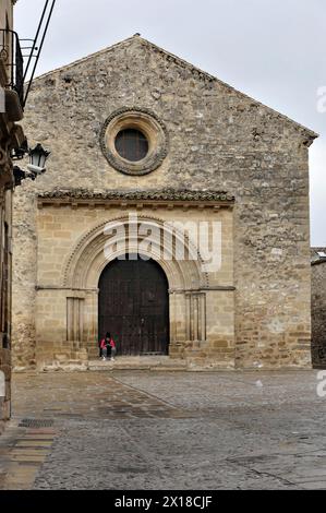 Kathedrale, 16. Jahrhundert, Santa Maria Platz, Baeza, Provinz Jaen, eine alte Kirche mit einer großen Holztür und runden Fenstern unter einem bedeckten Himmel Stockfoto