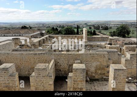 Ruinen der Madinat al-Zahra oder Medina Azahara, Palast erbaut von Kalif Abd al-Rahman III., Cordoba, Ruinen einer antiken archäologischen Stätte mit einem Stockfoto