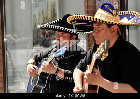 Sevilla, zwei Musiker in traditionellen mexikanischen Sombreros, die Gitarre spielen, Sevilla, Andalusien, Südspanien, Spanien Stockfoto