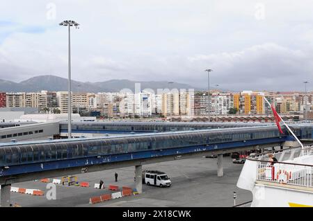 CEUTA, Hafenterminal mit einer Straße, Gebäuden und Bergen im Hintergrund, Marokko Stockfoto