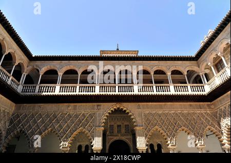 Sevilla, Königspalast Real Alcazar, UNESCO-Weltkulturerbe, in Sevilla, Blick auf den Innenhof mit detaillierten Bögen und Säulen, Sevilla Stockfoto