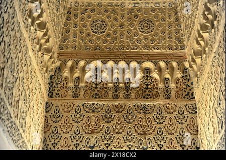 Sevilla, Königspalast Real Alcazar, UNESCO-Weltkulturerbe, in Sevilla zieren goldene Arabesken und Ornamente die Bögen einer Architektur Stockfoto