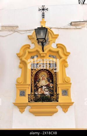 Sevilla, Ein religiöses Bild in einer Nische mit goldener Dekoration und einer Laterne, Sevilla, Andalusien, Spanien Stockfoto