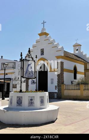 Sanlucar de Barrameda, Provinz Cadiz, Eine weiß getünchte Kirche mit traditioneller Architektur unter blauem Himmel, Andalusien, Spanien Stockfoto