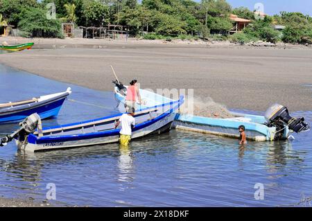 Las Penitas Strand in der Nähe von Poneloya, Leon, Pazifik, Fischer am Strand, die Boote und Netze vorbereiten, Nicaragua, Mittelamerika, Mittelamerika Stockfoto