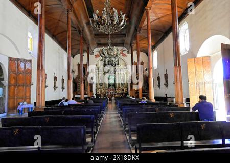 La Merced Church, erbaut um 1762, Leon, Nicaragua, Blick in das Innere einer Kirche mit leeren Bänken und einem Kronleuchter, Mittelamerika, Mittelamerika Stockfoto