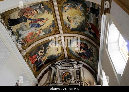 La Merced Church, erbaut um 1762, Leon, Nicaragua, aufwendig gestaltete Kirchendecke mit religiösen Fresken, eingerahmt von goldenen Verzierungen Stockfoto