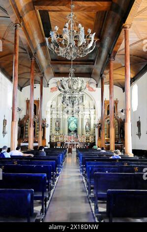 La Merced Church, erbaut um 1762, Leon, Nicaragua, Kircheninnenraum mit Blick auf einen reich verzierten Altar und Holzbalkendecke, Central Stockfoto