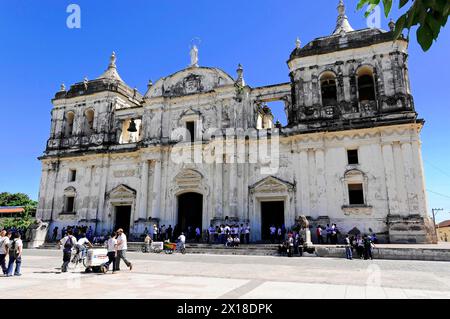 Catedral de la Asuncion, 1860 erbaut, Leon, Nicaragua, die historische Kathedrale von Leon in Nicaragua unter einem klaren blauen Himmel, Mittelamerika Stockfoto