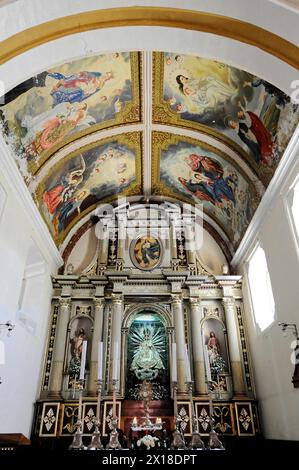 Kirche La Merced, erbaut um 1762, Leon, Nicaragua, Innere einer Kathedrale mit bunten Buntglasfenstern und reich dekoriert Stockfoto