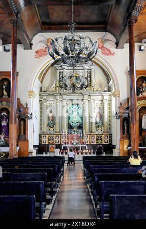 Kirche La Merced, erbaut um 1762, Leon, Nicaragua, Blick auf den Altar einer Kirche, umgeben von Deckengemälden und Säulenskulpturen, Central Stockfoto