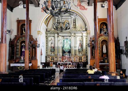 La Merced Kirche, erbaut um 1762, Leon, Nicaragua, breites Kirchenschiff mit Gläubigen, ein dekorierter Altar und Deckengemälde, Mittelamerika, Mittelamerika Stockfoto