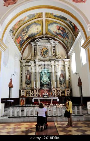 La Merced Church, erbaut um 1762, Leon, Nicaragua, Blick auf den Altar einer Kirche mit aufwendigen Deckenmalereien und Statuen, Mittelamerika Stockfoto