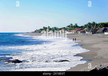 Strand in der Nähe von Poneloya, Las Penitas, Leon, Nicaragua, Strand mit klarem Himmel und Wellen im Hintergrund, Mittelamerika, Mittelamerika Stockfoto