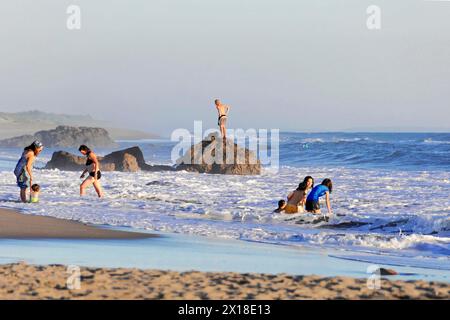 Strand in der Nähe von Poneloya, Las Penitas, Leon, Nicaragua, Leute spielen und entspannen an einem felsigen Strandabschnitt, Mittelamerika, Mittelamerika Stockfoto