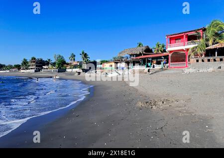 Strand in der Nähe von Poneloya, Las Penitas, Leon, Nicaragua, Blick auf den Strand mit verschiedenen Gebäuden, Palmen und Meer im Hintergrund, Mittelamerika, Zentral Stockfoto