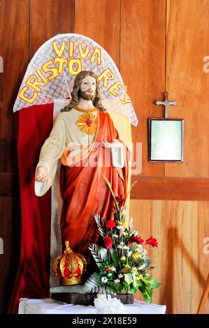 Kirche von San Juan del Sur, Nicaragua, Mittelamerika, Statue von Jesus Christus mit seinem Herzen auf der Schau, umgeben von Blumen, Mittelamerika Stockfoto
