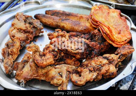 Leon, Nicaragua, detaillierte Ansicht von gerösteten Fleisch- und Wurststücken auf einer Metallplatte, Mittelamerika, Mittelamerika Stockfoto