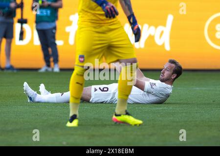 Fußballspiel, Harry KANE Bayern München auf dem Boden nach einer verpassten Aktion, teilweise im Vordergrund Kevin Mueller 1. FC Heidenheim, Fußball Stockfoto