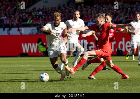 Fußballspiel, Kapitän Patrick MAINKA 1.FC Heidenheim rechts. Versucht Eric Maxim CHOUPO-MOTING Bayern München auf dem Ball zu stoppen, Fußballstadion Stockfoto