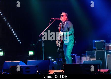 Der US-amerikanische Gitarrist und Sänger Joe Bonamassa bei seinem Tourstop in der Quarterback Immobilien Arena Leipzig. Der Bluesgitarrist gilt heute bereits als Rocklegende und hat bereits als Jugendlicher mit Größen wie BB King, Eric Clapton und Jeff Beck gespielt. Joe Bonamassa Leipzig *** der US-amerikanische Gitarrist und Sänger Joe Bonamassa auf seinem Tourstop in der Quarterback Immobilien Arena Leipzig gilt der Bluesgitarrist bereits als Rock-Legende und spielte mit Größen wie BB King, Eric Clapton und Jeff Beck als Teenager Joe Bonamassa Leipzig Stockfoto