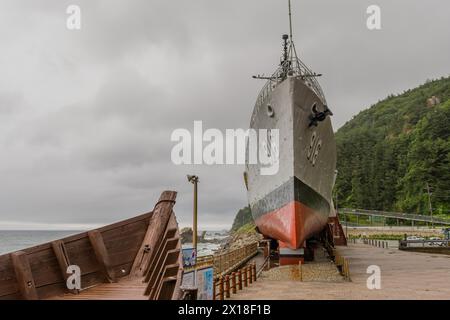 Der Bug eines hölzernen Bootes und das Äußere des südkoreanischen Schlachtschiffs im Unification Park in Gangneung, Südkorea Stockfoto