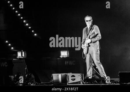 Der US-amerikanische Gitarrist und Sänger Joe Bonamassa bei seinem Tourstop in der Quarterback Immobilien Arena Leipzig. Der Bluesgitarrist gilt heute bereits als Rocklegende und hat bereits als Jugendlicher mit Größen wie BB King, Eric Clapton und Jeff Beck gespielt. Joe Bonamassa Leipzig *** der US-amerikanische Gitarrist und Sänger Joe Bonamassa auf seinem Tourstop in der Quarterback Immobilien Arena Leipzig gilt der Bluesgitarrist bereits als Rock-Legende und spielte mit Größen wie BB King, Eric Clapton und Jeff Beck als Teenager Joe Bonamassa Leipzig Stockfoto