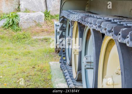 Nahaufnahme von Radmontage und Schiene auf einem Armeepanzer im Militär-Geschichtspark in Nonsan, Südkorea Stockfoto