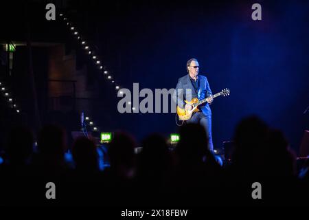 Der US-amerikanische Gitarrist und Sänger Joe Bonamassa bei seinem Tourstop in der Quarterback Immobilien Arena Leipzig. Der Bluesgitarrist gilt heute bereits als Rocklegende und hat bereits als Jugendlicher mit Größen wie BB King, Eric Clapton und Jeff Beck gespielt. Joe Bonamassa Leipzig *** der US-amerikanische Gitarrist und Sänger Joe Bonamassa auf seinem Tourstop in der Quarterback Immobilien Arena Leipzig gilt der Bluesgitarrist bereits als Rock-Legende und spielte mit Größen wie BB King, Eric Clapton und Jeff Beck als Teenager Joe Bonamassa Leipzig Stockfoto