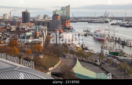 Hamburg, Deutschland - 26. November 2018: Hamburger Hafenblick mit verankerten Schiffen, Luftaufnahme Stockfoto