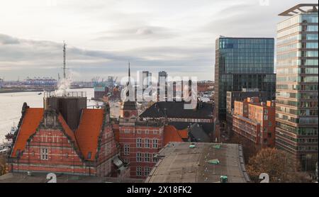 Hamburg, Deutschland - 26. November 2018: Straßenblick aus der Luft mit modernen Büro- und Wohngebäuden am Tag Stockfoto