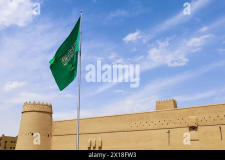Riad, Saudi-Arabien, 13. April 2024. Eine schwenkende saudische Flagge auf dem Al Masmak Palace - Nationalfeiertag Saudi-Arabiens Gründungstag Stockfoto
