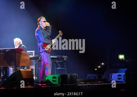 Der US-amerikanische Gitarrist und Sänger Joe Bonamassa bei seinem Tourstop in der Quarterback Immobilien Arena Leipzig. Der Bluesgitarrist gilt heute bereits als Rocklegende und hat bereits als Jugendlicher mit Größen wie BB King, Eric Clapton und Jeff Beck gespielt. Joe Bonamassa Leipzig *** der US-amerikanische Gitarrist und Sänger Joe Bonamassa auf seinem Tourstop in der Quarterback Immobilien Arena Leipzig gilt der Bluesgitarrist bereits als Rock-Legende und spielte mit Größen wie BB King, Eric Clapton und Jeff Beck als Teenager Joe Bonamassa Leipzig Stockfoto