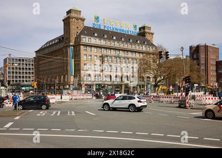 Hauptstraße mit Baustelle und Hotel Handelshof mit Neonschild Essen, die Folkwangstadt in Essen, Ruhrgebiet, unabhängige Stadt, Nord Stockfoto