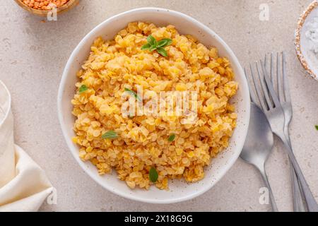 Gekochte rote Linsen in einer Schüssel, gesunde vegane Proteinquelle, Fleischalternative Stockfoto