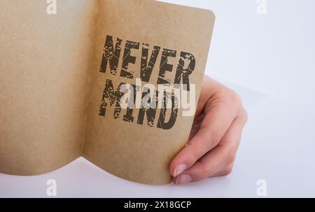 Hand mit einem Blatt Papier nie Verstand auf weißem Hintergrund Stockfoto