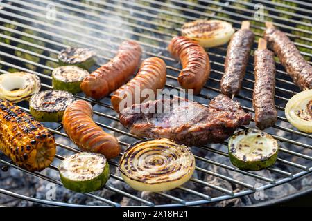 Verschiedene Fleisch- und Gemüsesorten auf dem Grill Stockfoto