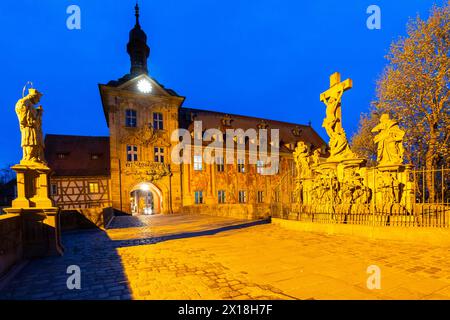 Obere Brücke, altes Rathaus, Kreuzigungsgruppe, historische Altstadt, Blaue Stunde, Bamberg, Niederfranken, Bayern, Deutschland Stockfoto