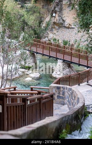 Holzbrücke über einen kristallklaren Gebirgsbach in spanien, ein idyllischer Ort für Spaziergänge und Reflexionen in der Natur. Hohe Qualität Stockfoto