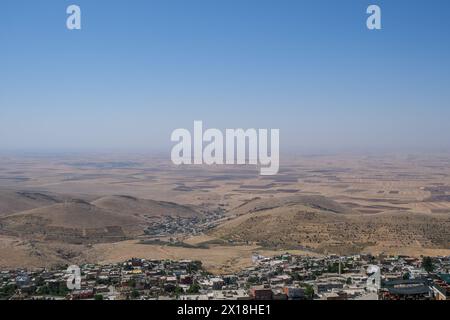 Blick auf Mesopotamien und Dörfer aus dem alten Mardin-Gebiet im Osten der Türkei. Offener Bereich. Stockfoto