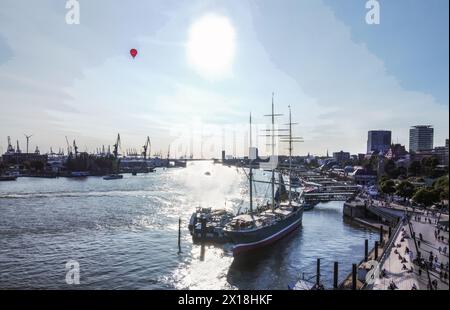 Norderelbe (Elbe teilt Hamburg auf 2 Flüsse), Werften in der Ferne mit Kranmaschinen. Im Vorfeld großes Segelboot mit Stockfoto