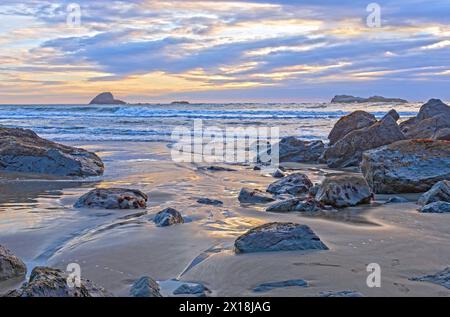 Surreales Licht an einer Küste bei Sonnenuntergang im Trinidad Beach State Park in Kalifornien Stockfoto