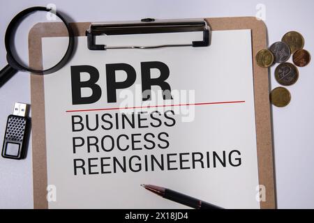 Das Wort ACA steht auf einem Holzblock auf orangefarbenem Hintergrund. ACA steht für Business Process Reengineering Stockfoto