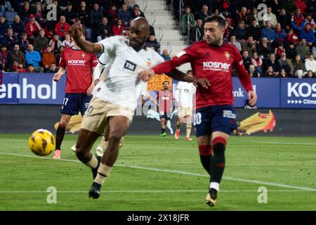 Pamplona, Spanien. April 2024. Sport. Fußball/Fußball. Dimitri Foulquier (20. Valencia CF) und Jose Arnaiz (20. CA Osasuna) während des Fußballspiels der La Liga EA Sports zwischen CA Osasuna und Valencia CF spielten am 15. April 2024 im El Sadar Stadion in Pamplona (Spanien) aus. Kredit: Inigo Alzugaray/Cordon Press Kredit: CORDON PRESS/Alamy Live News Stockfoto