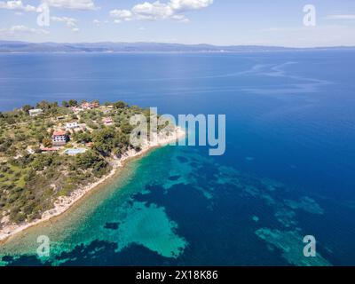 Fantastische Aussicht auf die Küste von Sithonia in der Nähe von Lagonisi Beach, Chalkidiki, Zentralmakedonien, Griechenland Stockfoto