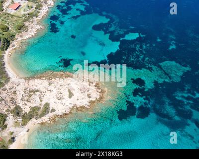 Fantastische Aussicht auf die Küste von Sithonia in der Nähe von Lagonisi Beach, Chalkidiki, Zentralmakedonien, Griechenland Stockfoto